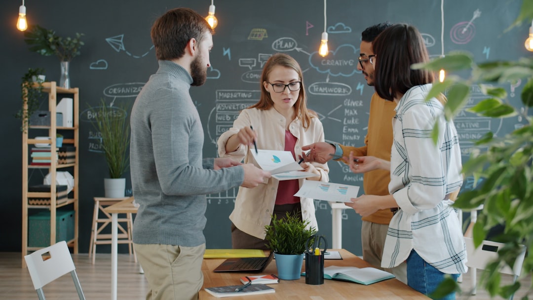 5 Best Sales Intelligence Tools for B2B Contact Data